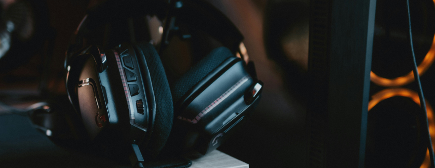 Wired vs Wireless Headsets: Which Should You Buy (and Why)? large