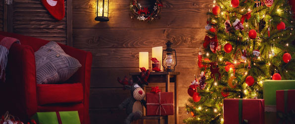 Christmas Rooms Differences - Compare two beautiful Christmas-themed pictures and find all 7 differences within a minute in this spot-the-difference game! 